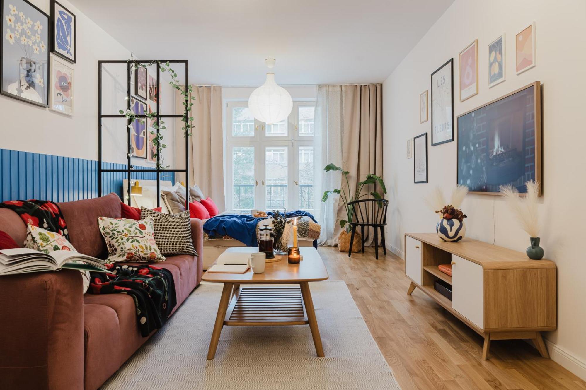 Apartment Days - Funky - Netflix - Center *